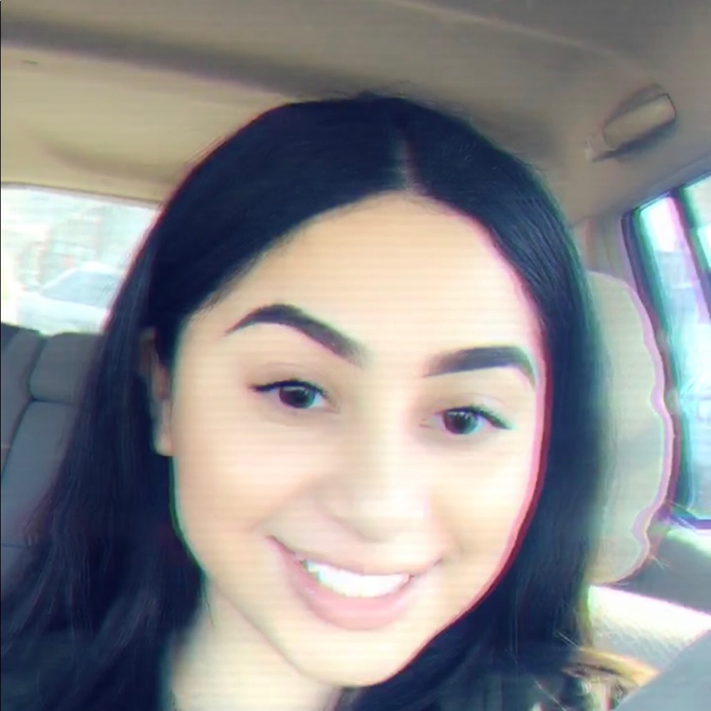 Meet your Posher, Ilia